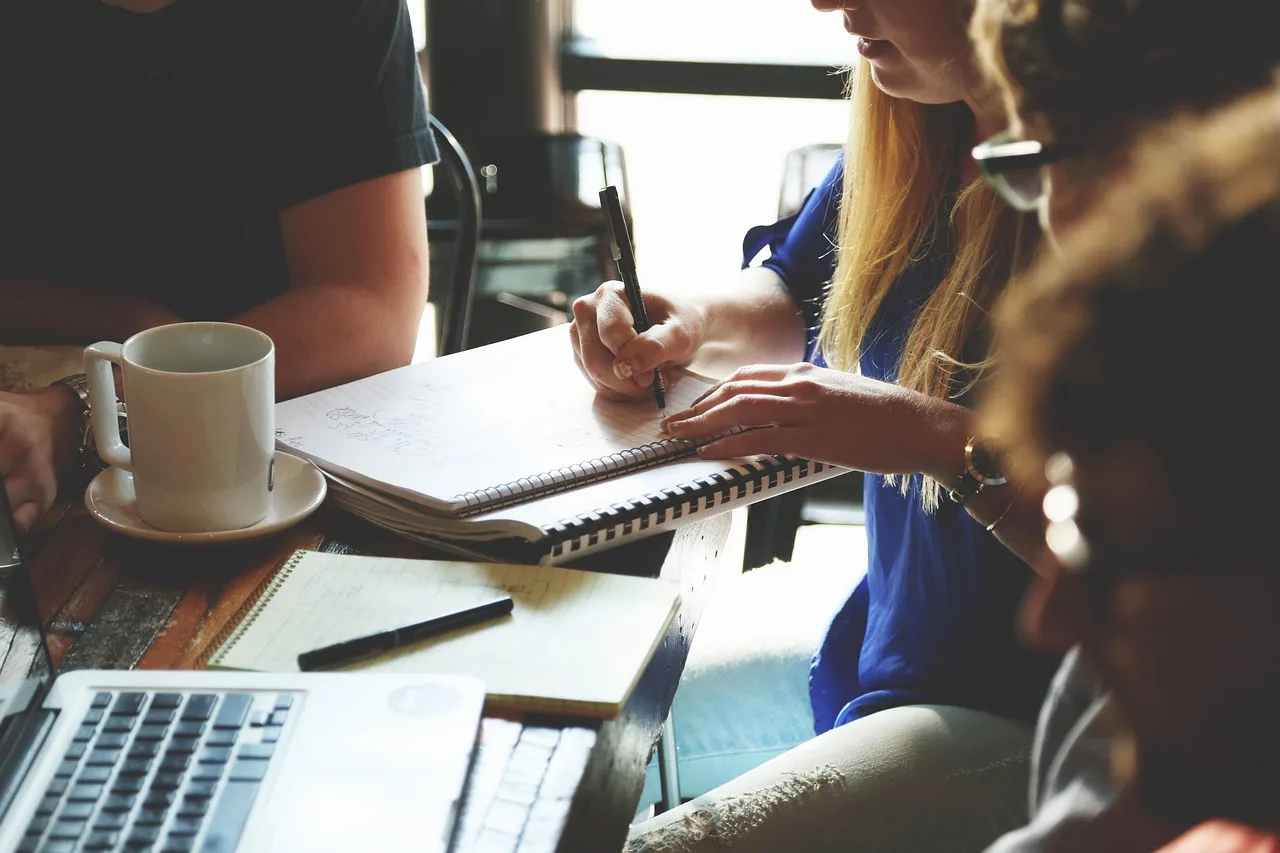 Deux professionnels échangent autour d’un outil de gestion