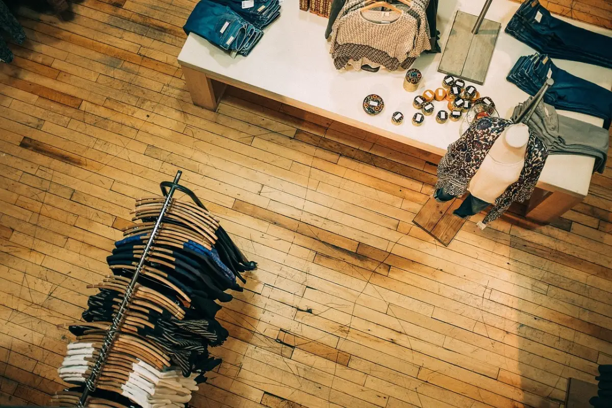 Vêtements et articles présentés dans une boutique